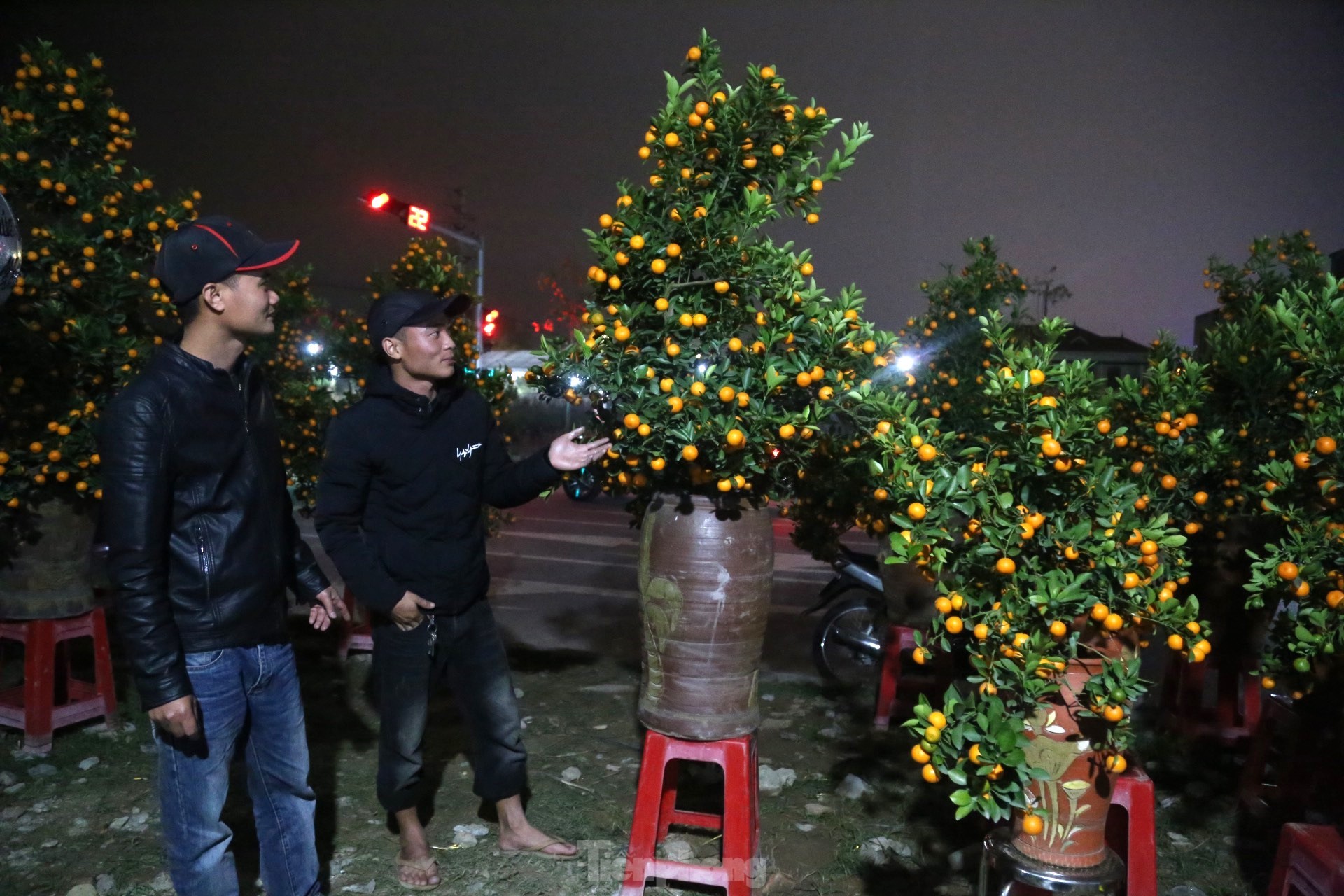 Tiểu thương căng bạt, ngủ lều trực chiến xuyên đêm canh hoa Tết - Ảnh 10.