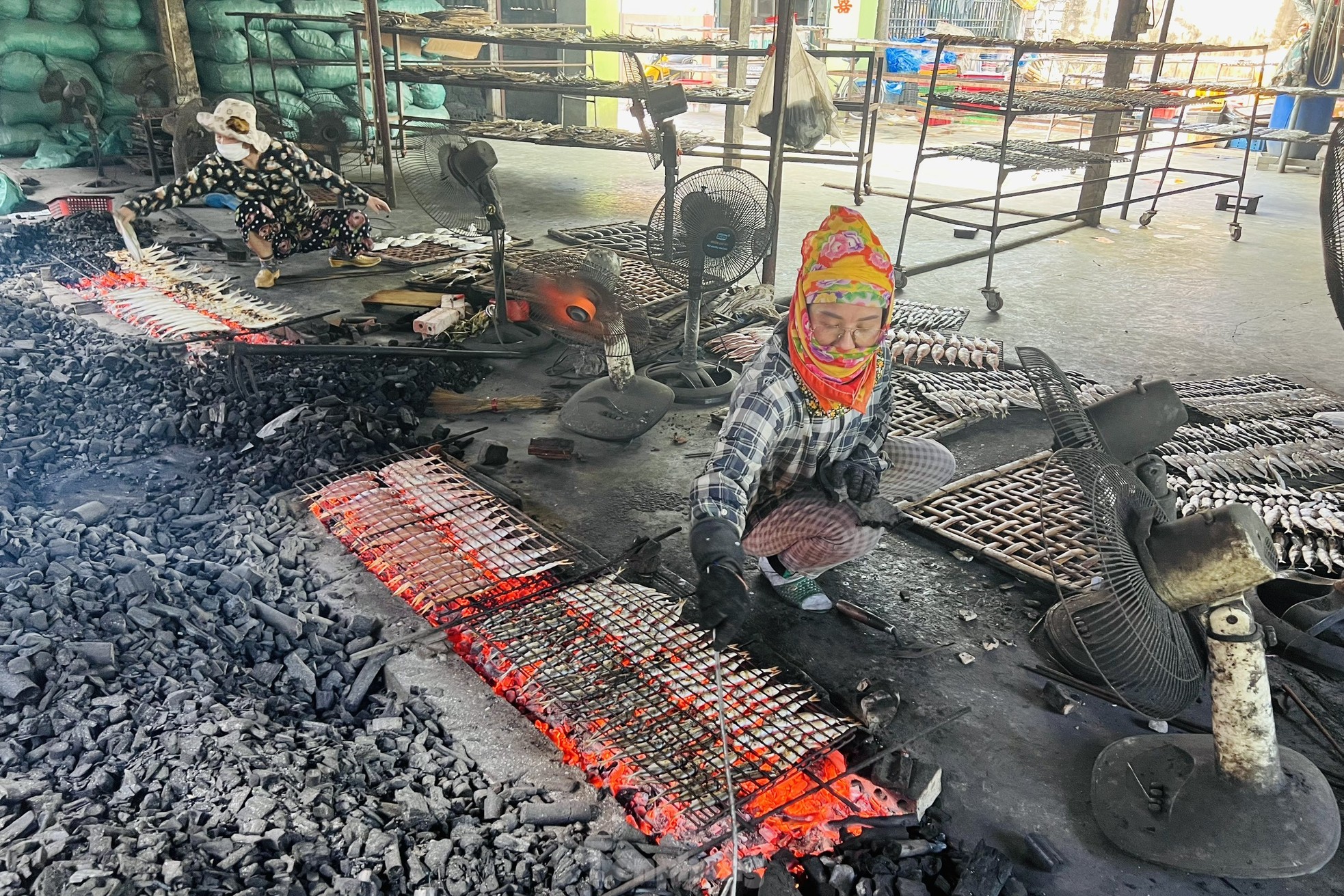 Làng nướng cá nổi tiếng xứ Nghệ đỏ lửa từ sáng đến tối giữa nắng nóng ảnh 10