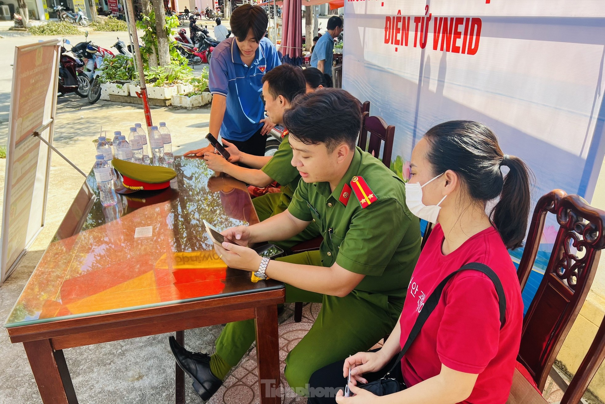 Đưa con đi thi, phụ huynh được hỗ trợ cài tài khoản định danh điện tử VNeID ảnh 6