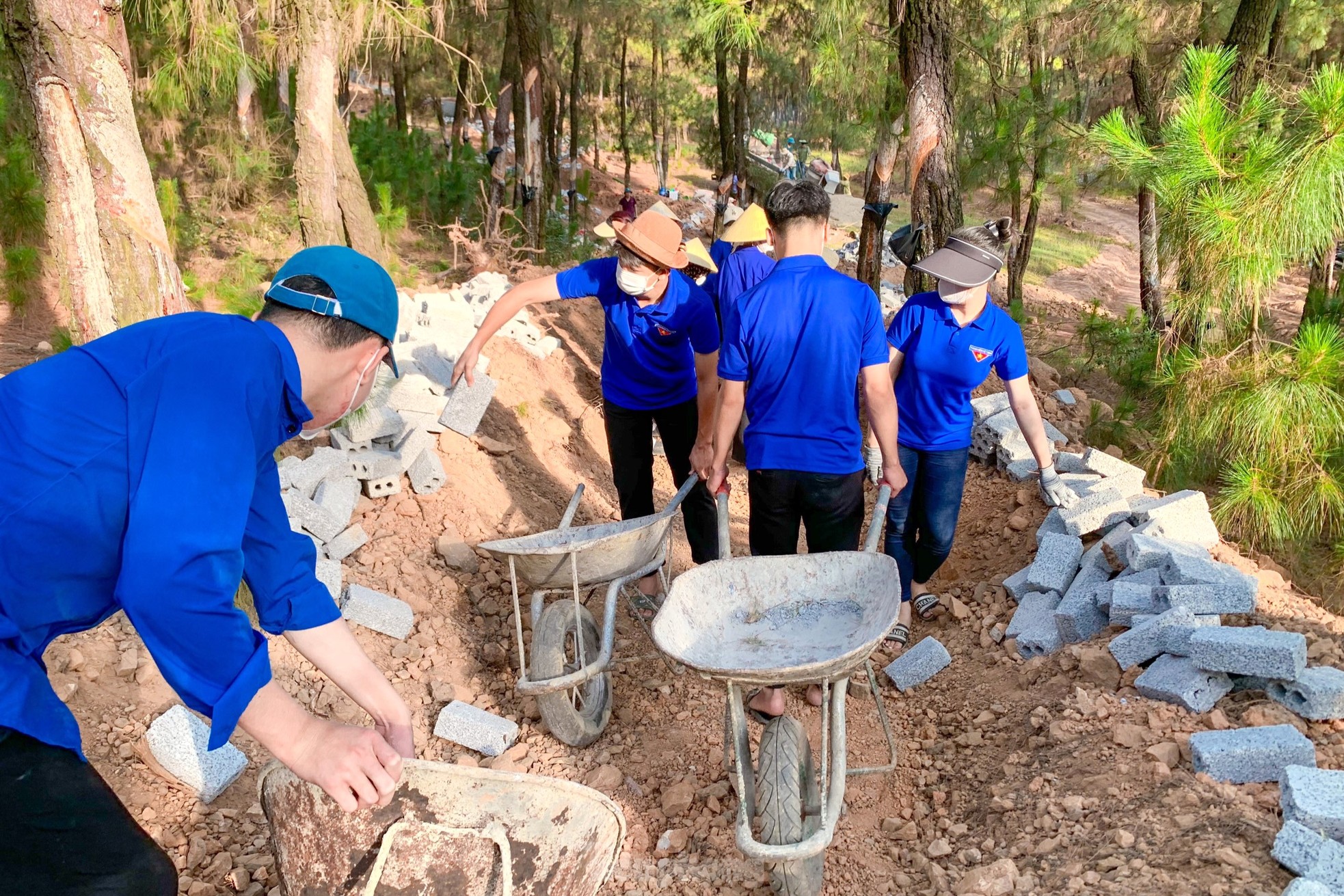 Bạn trẻ đội nắng hỗ trợ chuyển nguyên vật liệu xây dựng hầm hào diễn tập ảnh 3