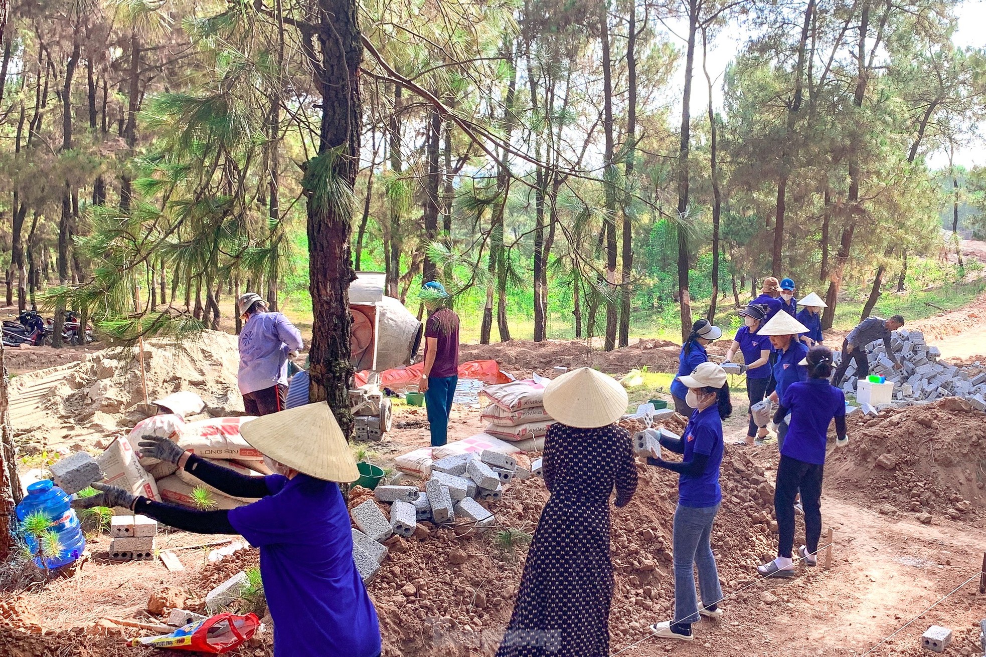 Bạn trẻ đội nắng hỗ trợ chuyển nguyên vật liệu xây dựng hầm hào diễn tập ảnh 5