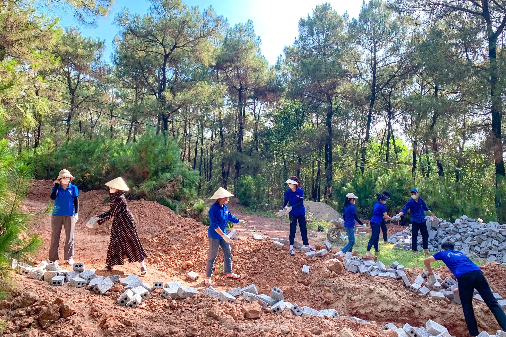 Bạn trẻ đội nắng hỗ trợ chuyển nguyên vật liệu xây dựng hầm hào diễn tập ảnh 1