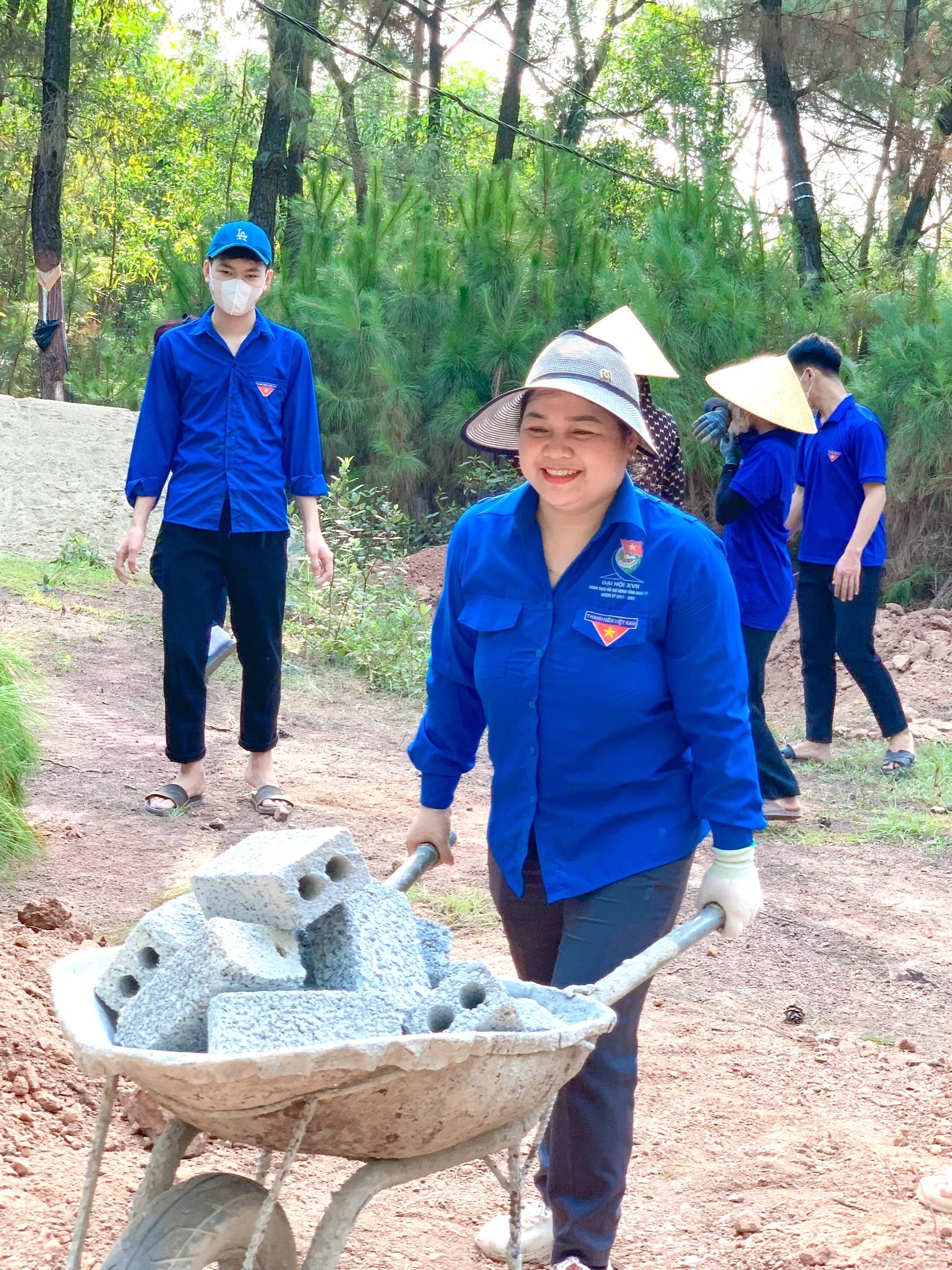 Bạn trẻ đội nắng hỗ trợ chuyển nguyên vật liệu xây dựng hầm hào diễn tập ảnh 4