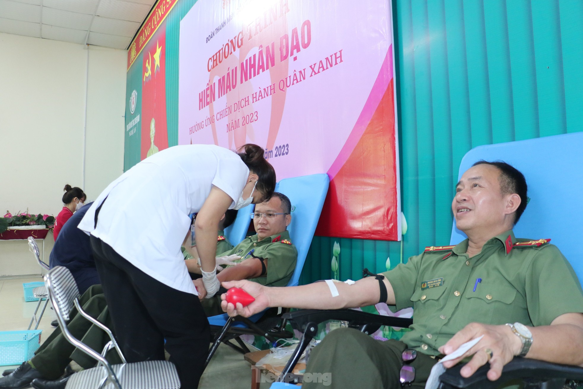 Tuổi trẻ Công an Nghệ An tình nguyện hiến máu, hỗ trợ kích hoạt tài khoản VNeID cho y, bác sĩ ảnh 4