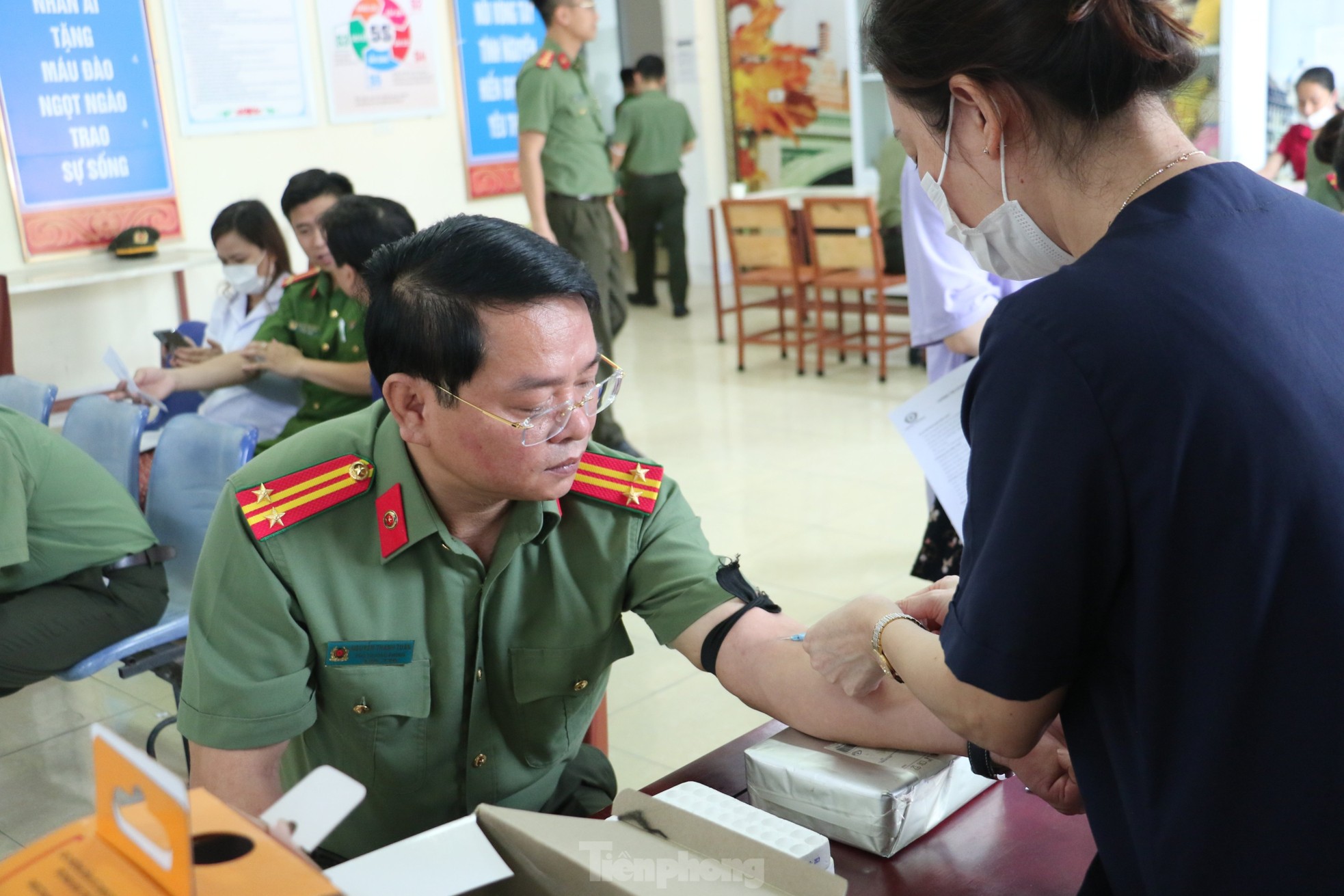 Tuổi trẻ Công an Nghệ An tình nguyện hiến máu, hỗ trợ kích hoạt tài khoản VNeID cho y, bác sĩ ảnh 3