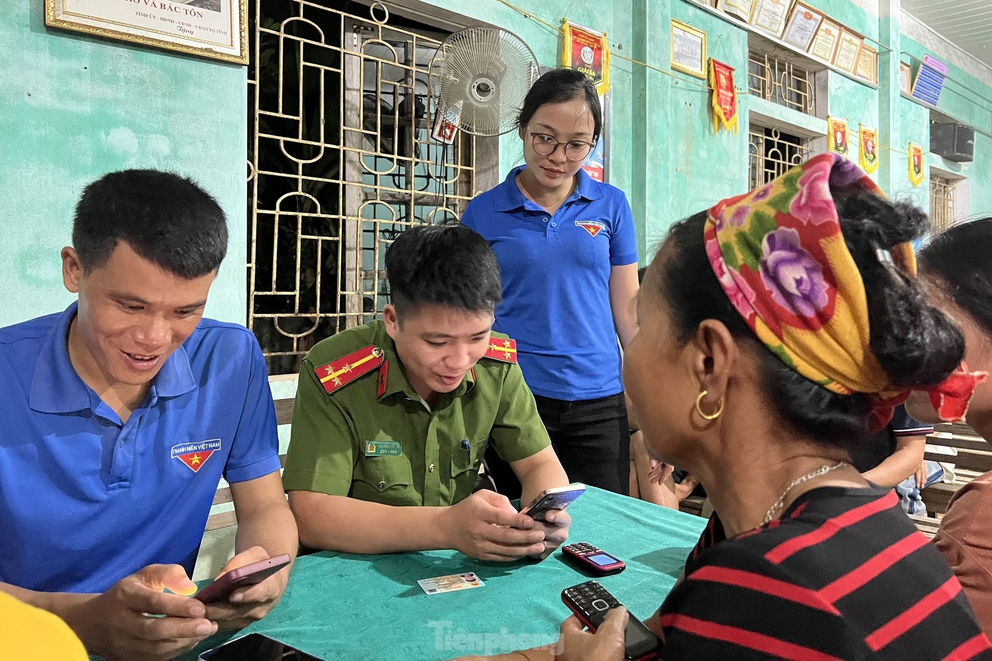 Thanh niên xứ Nghệ ngày đêm ‘phủ xanh’ tài khoản định danh điện tử ảnh 6