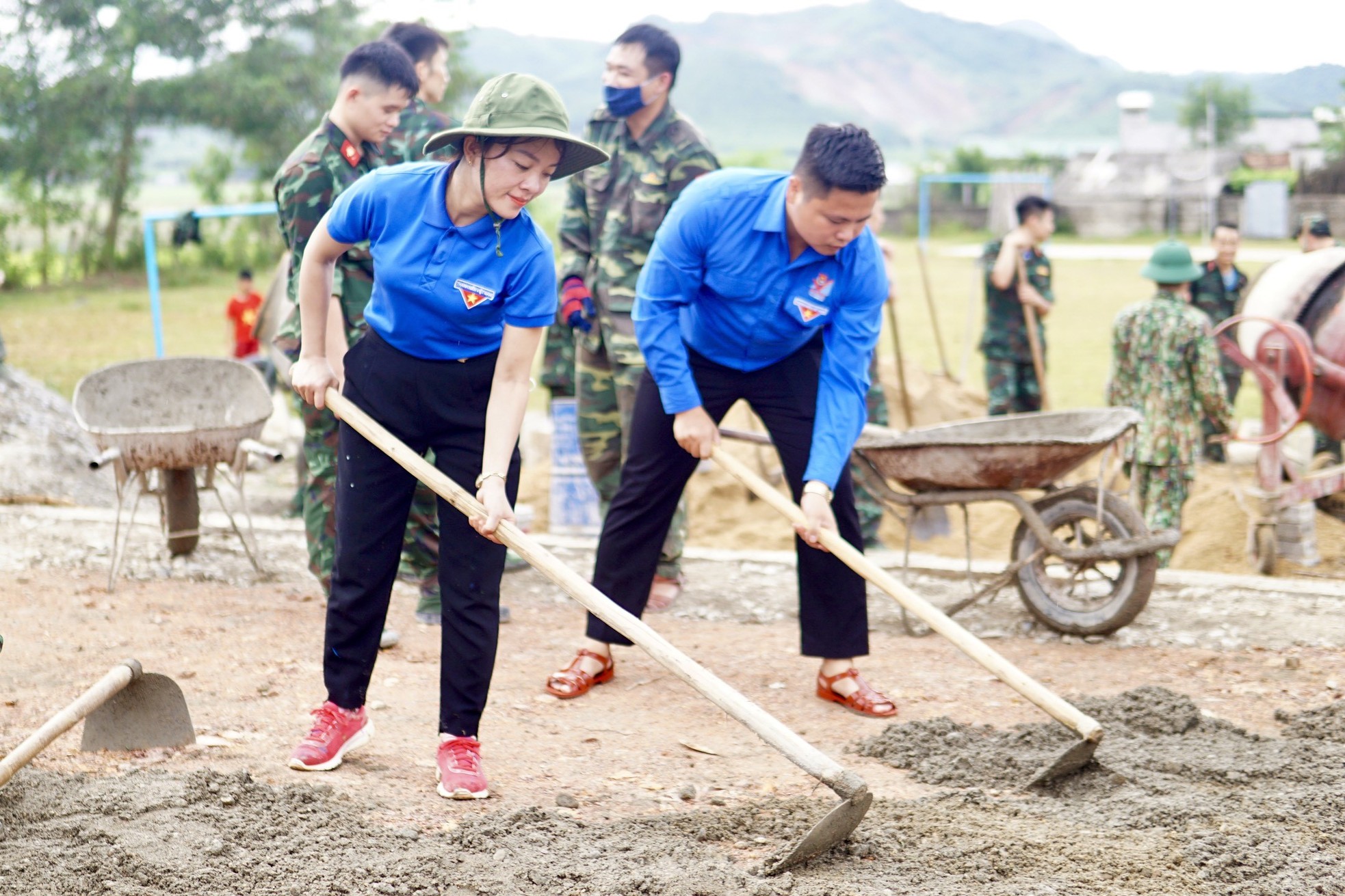 Bạn trẻ không ngại nắng nóng 39 độ đổ bê tông sân khấu nhà văn hóa, sân vận động ảnh 9