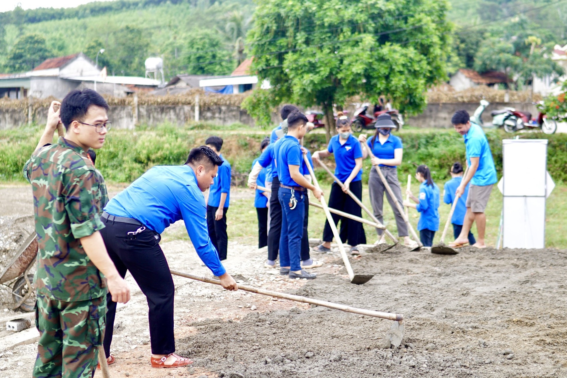 Bạn trẻ không ngại nắng nóng 39 độ đổ bê tông sân khấu nhà văn hóa, sân vận động ảnh 2
