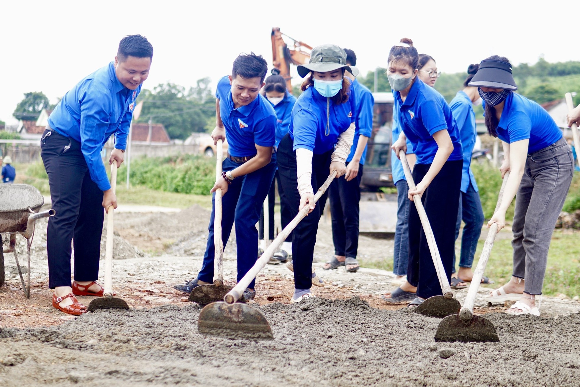 Bạn trẻ không ngại nắng nóng 39 độ đổ bê tông sân khấu nhà văn hóa, sân vận động ảnh 5
