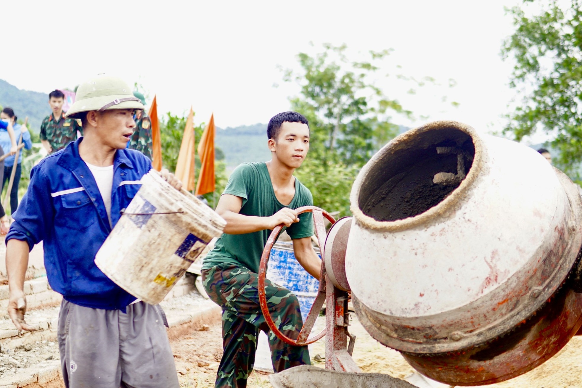 Bạn trẻ không ngại nắng nóng 39 độ đổ bê tông sân khấu nhà văn hóa, sân vận động ảnh 4