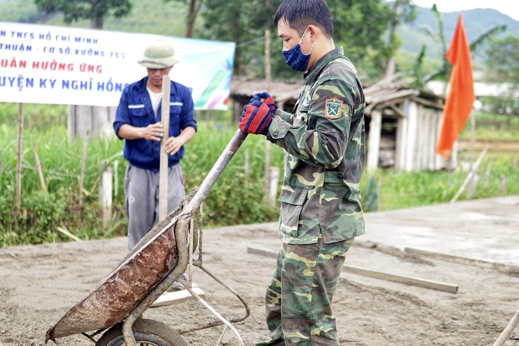 Bạn trẻ không ngại nắng nóng 39 độ đổ bê tông sân khấu nhà văn hóa, sân vận động ảnh 6
