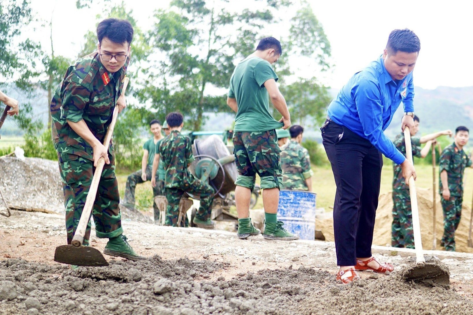 Bạn trẻ không ngại nắng nóng 39 độ đổ bê tông sân khấu nhà văn hóa, sân vận động ảnh 7