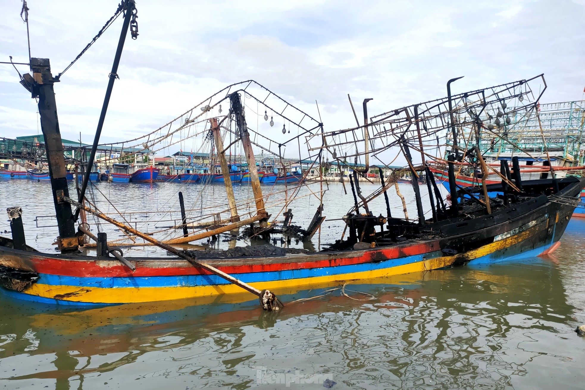 Hiện trường vụ cháy làm nhiều con tàu trơ khung ở Nghệ An ảnh 7
