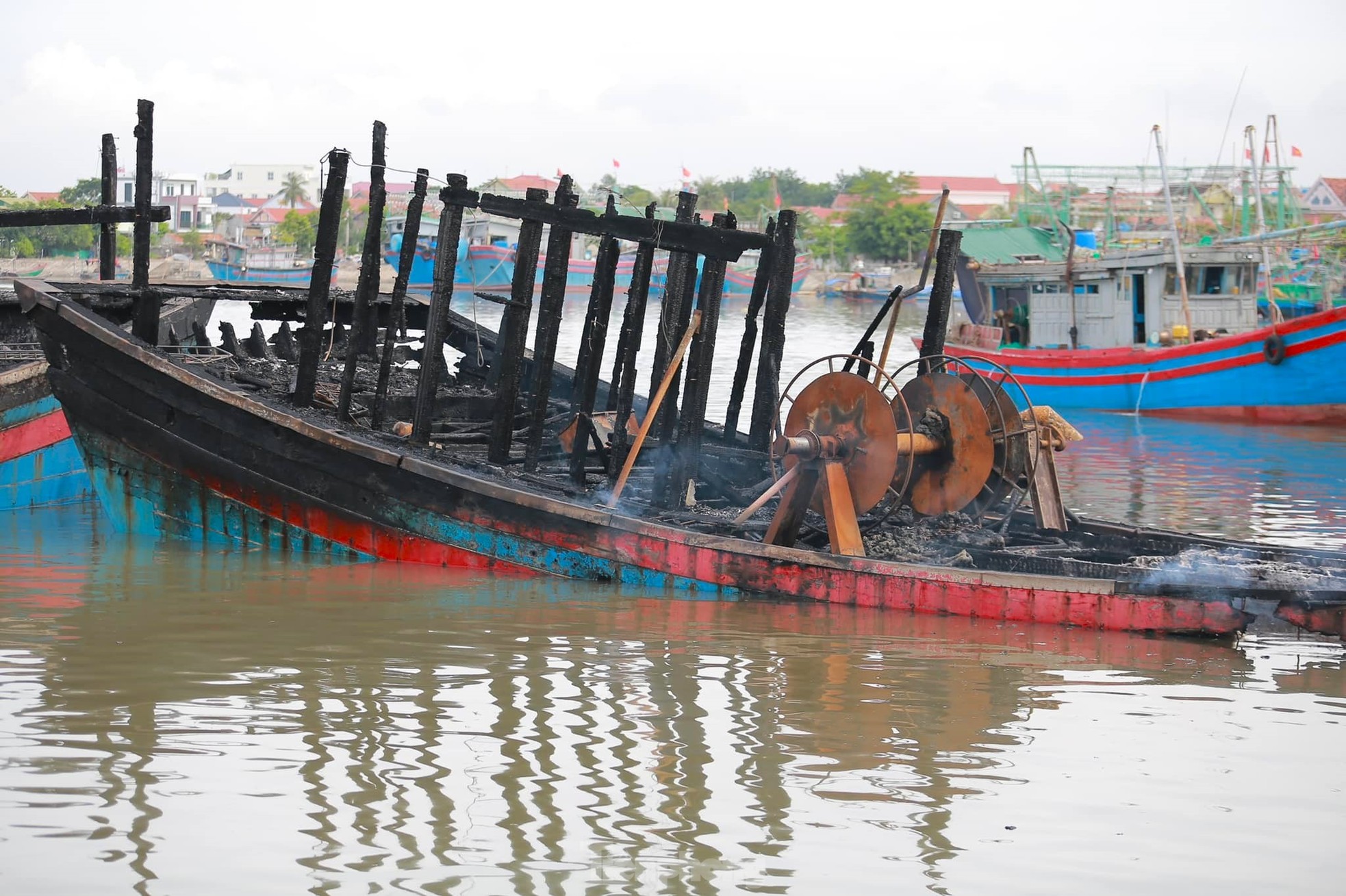 Hiện trường vụ cháy làm nhiều con tàu trơ khung ở Nghệ An ảnh 8