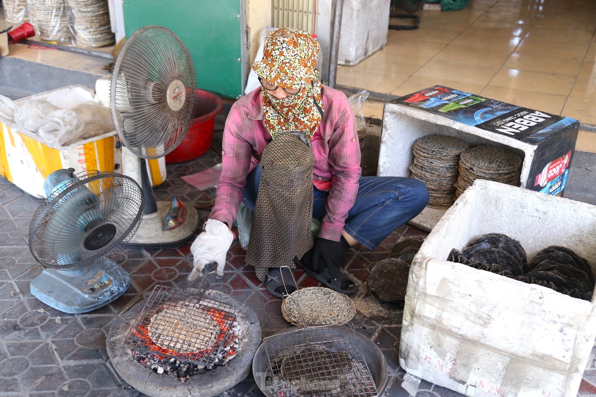 Phụ nữ làng nghề ‘canh’ bánh đa bên những chậu than đỏ rực ảnh 5