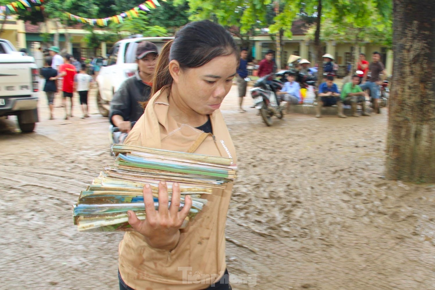 Sau lũ, giáo viên cào bùn nhão nhoẹt tìm sách vở cho trò ảnh 4