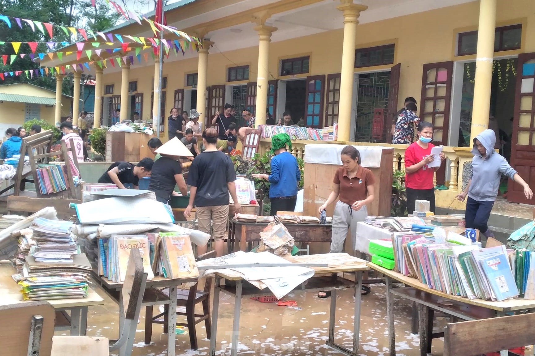 Sau lũ, giáo viên cào bùn nhão nhoẹt tìm sách vở cho trò ảnh 8