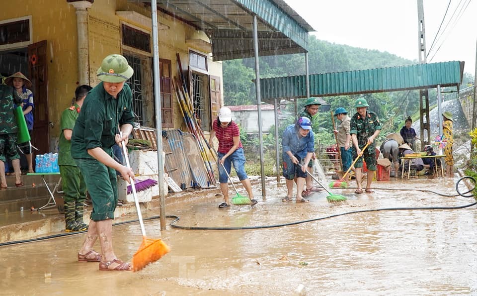 Sau lũ, giáo viên cào bùn nhão nhoẹt tìm sách vở cho trò ảnh 9