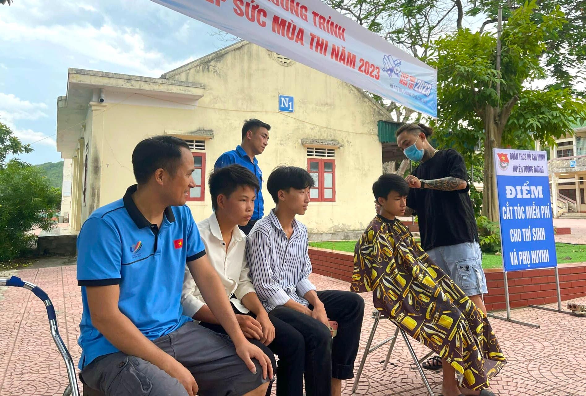 Tuổi trẻ huyện biên giới xứ Nghệ nấu cơm miễn phí tặng thí sinh ảnh 5