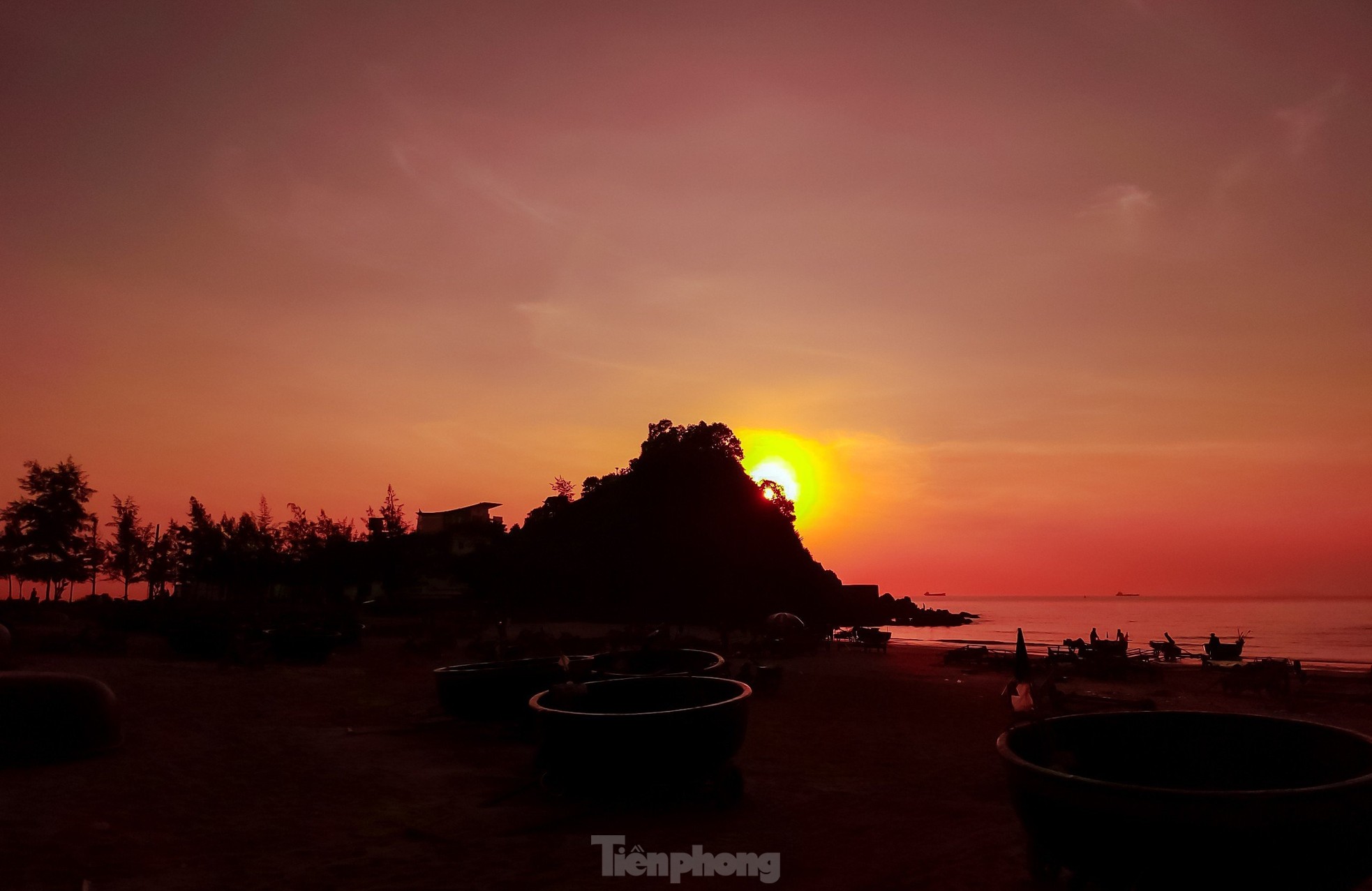 Ngắm bình minh đẹp nao lòng ở bãi biển Cửa Lò ảnh 1
