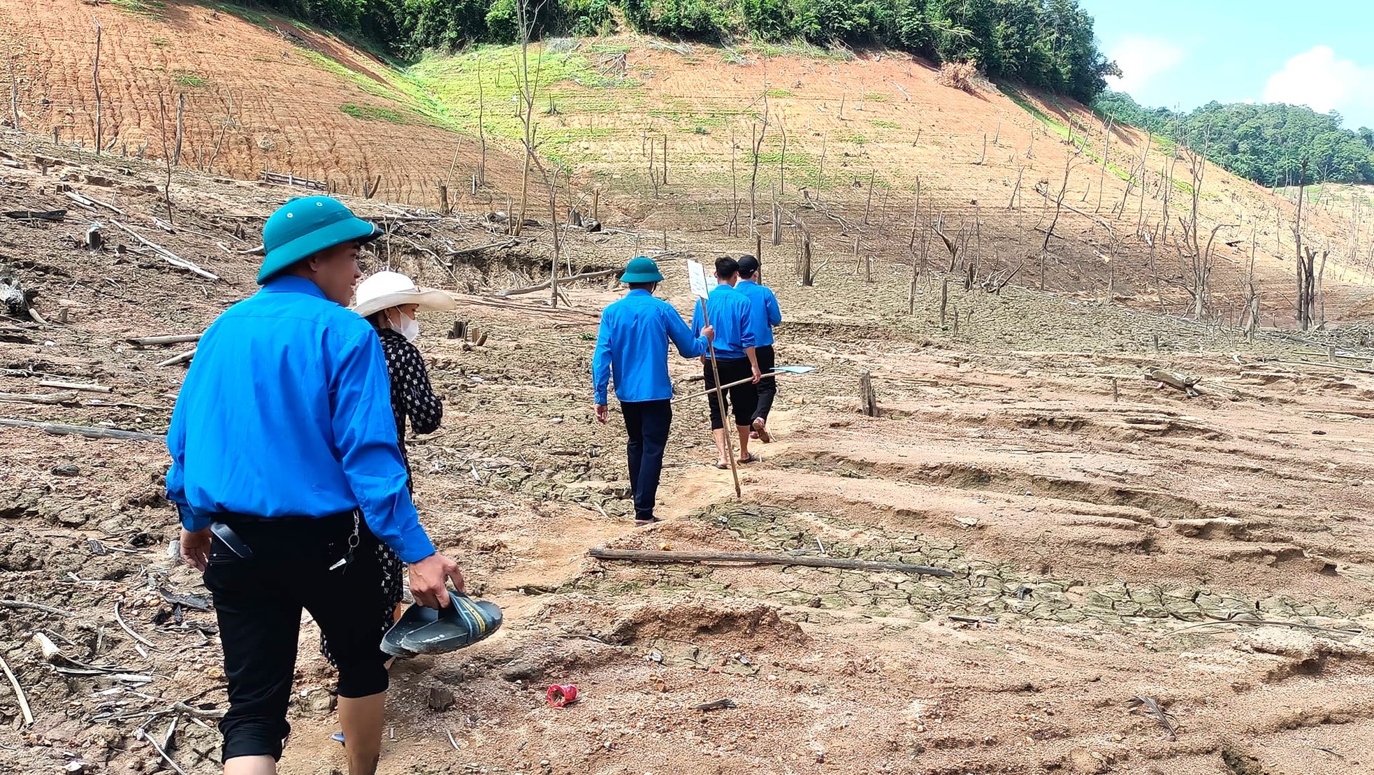 Lòng hồ thủy điện cạn nước, đoàn viên lội bùn cắm biển cảnh báo cho người dân đi ảnh 7