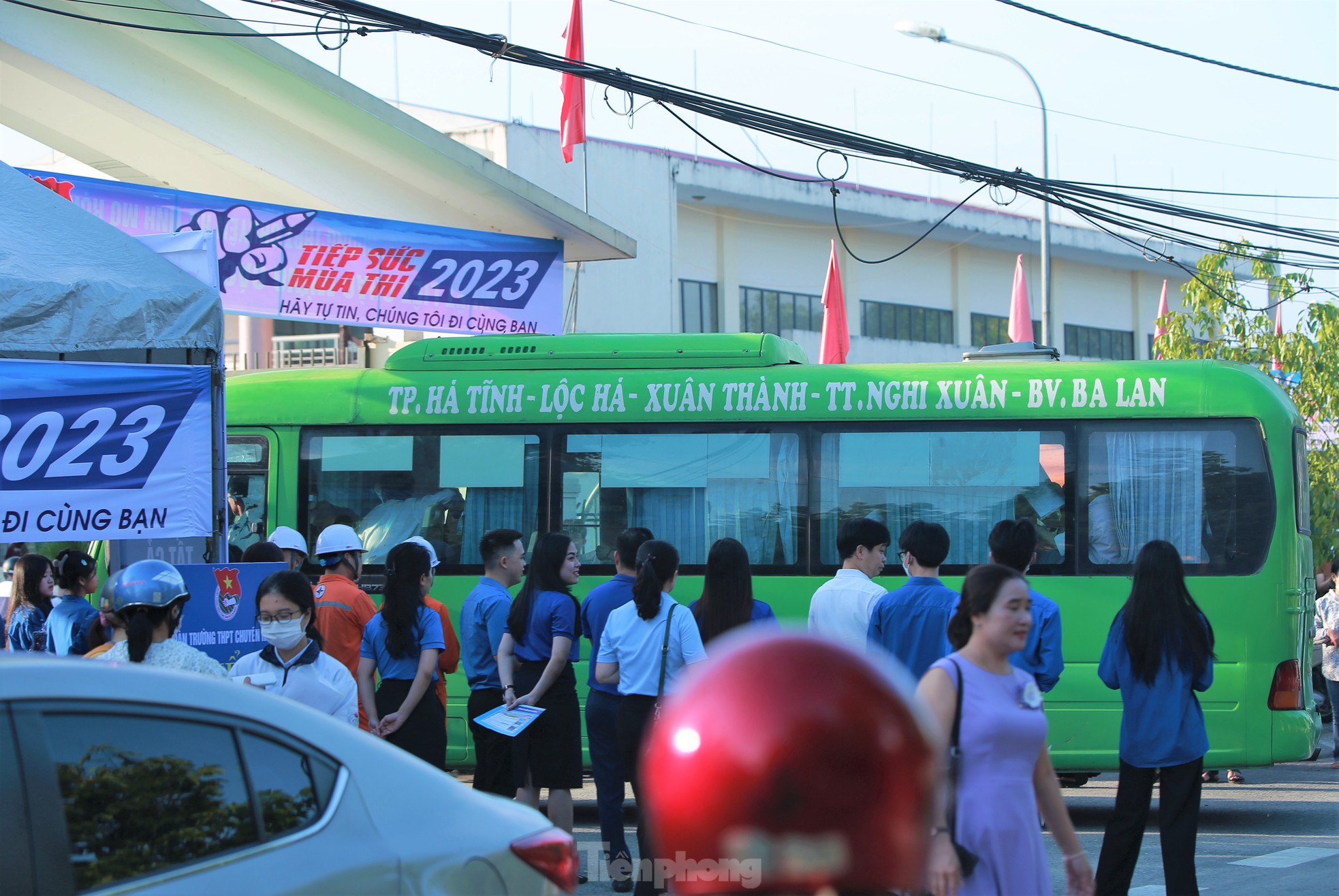 Hình ảnh đẹp thanh niên, công an tiếp sức mùa thi ở Hà Tĩnh ảnh 3