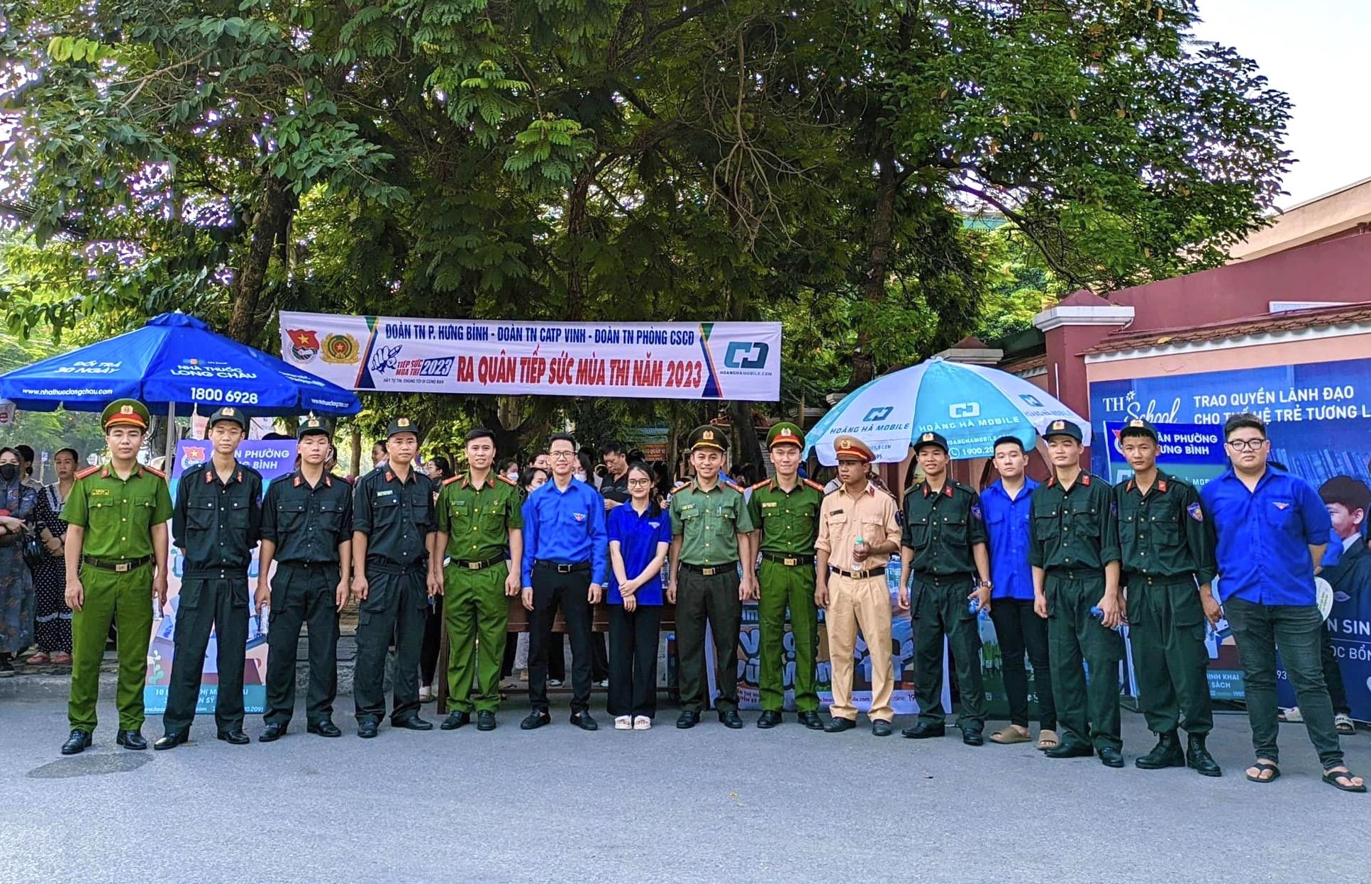 Cán bộ công an cài định danh điện tử cho phụ huynh đưa con đi thi ảnh 1