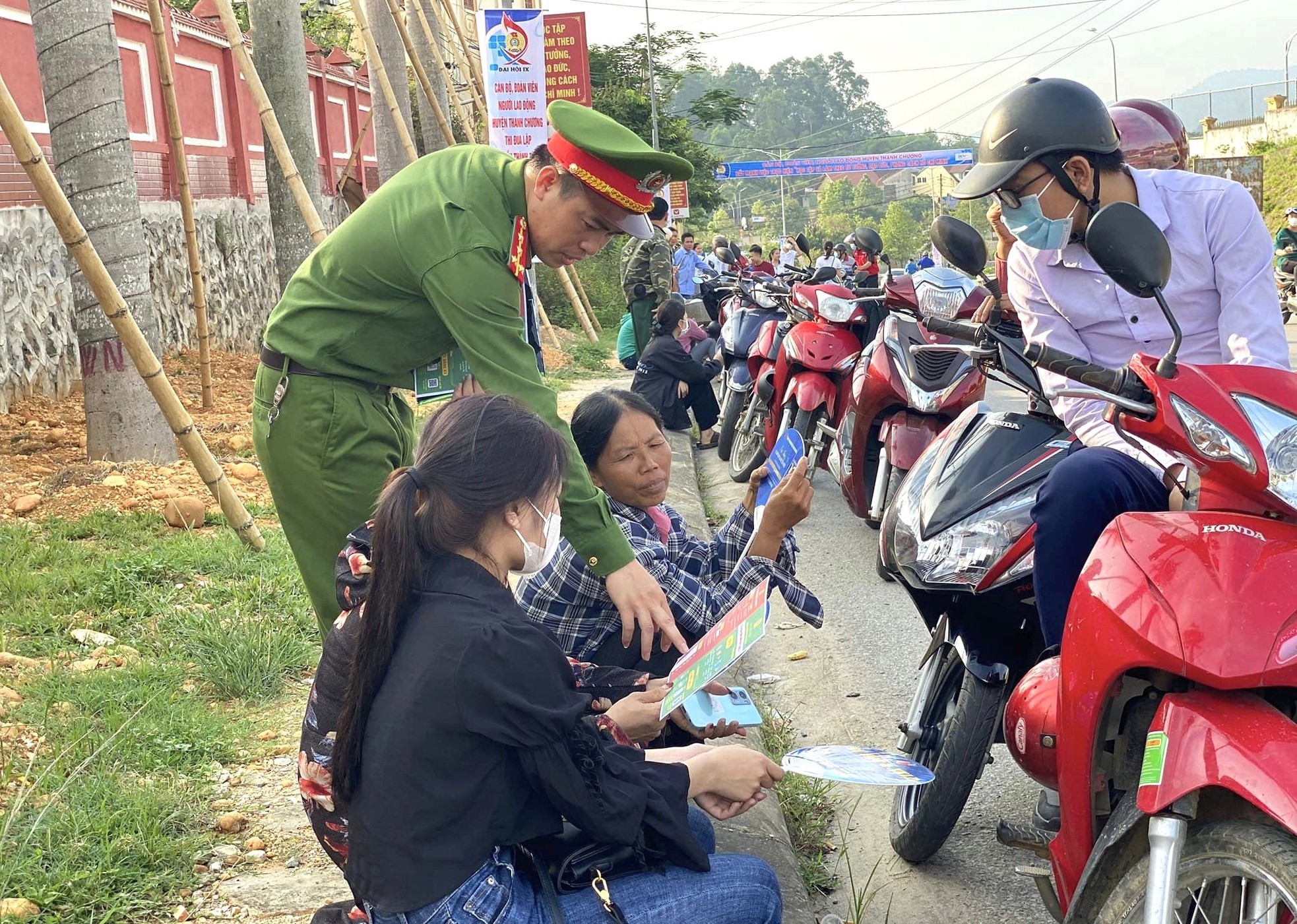 Cán bộ công an cài định danh điện tử cho phụ huynh đưa con đi thi ảnh 14