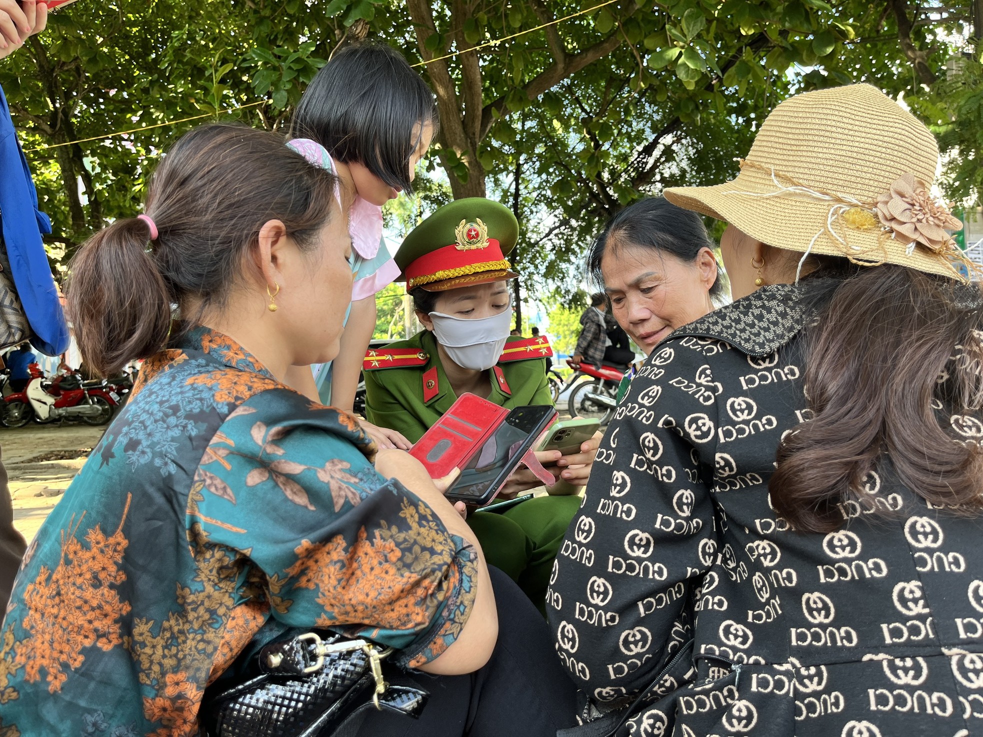 Cán bộ công an cài định danh điện tử cho phụ huynh đưa con đi thi ảnh 11