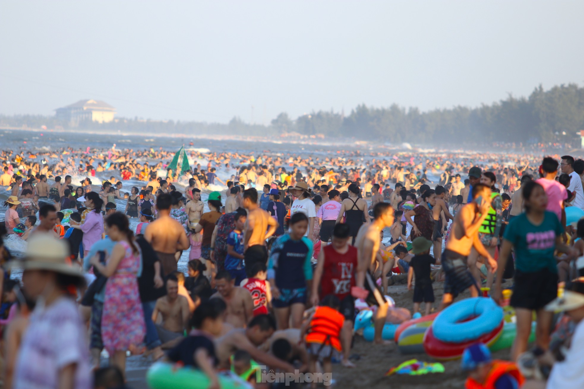 Nắng khốc liệt, hàng vạn người chen chân tắm biển Cửa Lò giải nhiệt - Ảnh 3.