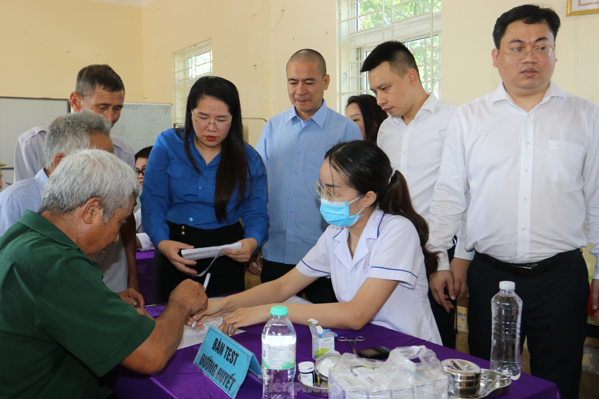 Hội LHTN, Hội Thầy thuốc trẻ tỉnh Nghệ An và báo Tiền Phong khám, phát thuốc miễn phí cho người dân ảnh 9