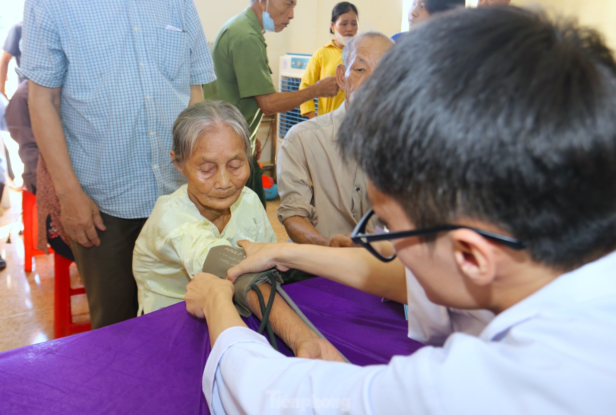 Hội LHTN, Hội Thầy thuốc trẻ tỉnh Nghệ An và báo Tiền Phong khám, phát thuốc miễn phí cho người dân ảnh 8