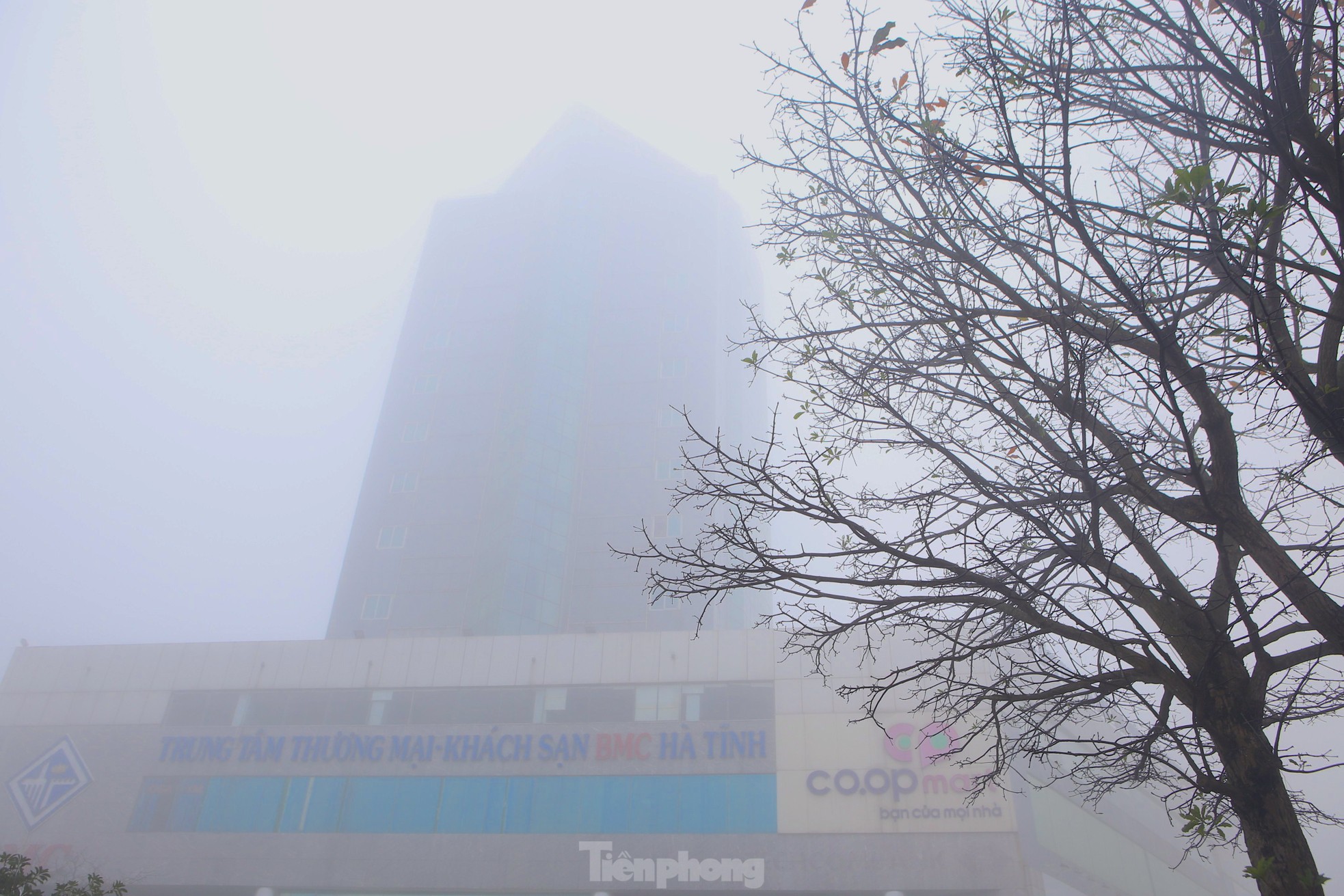Thành phố Hà Tĩnh chìm trong sương mù dày đặc - Ảnh 1.
