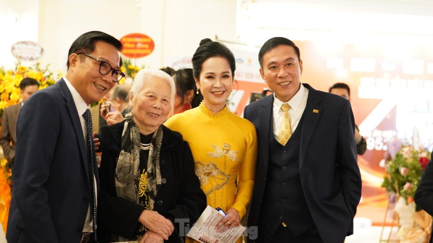 Quốc Khánh, Trọng Trinh và dàn nghệ sĩ nổi tiếng Nhà hát Kịch Việt Nam ảnh 3