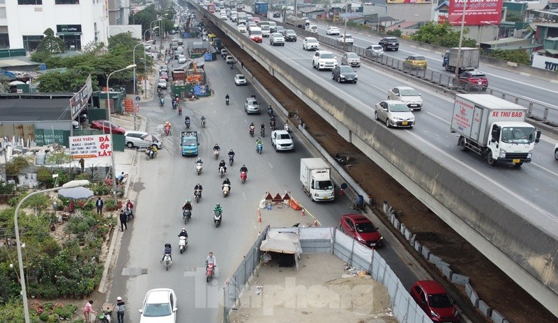 Cận cảnh vỉa hè đường Nguyễn Xiển bị chiếm dụng bền vững - Ảnh 1.