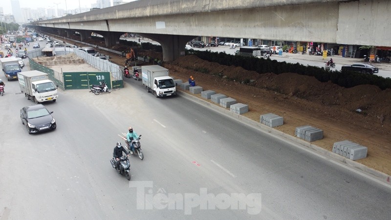 Cận cảnh vỉa hè đường Nguyễn Xiển bị chiếm dụng 'bền vững' - Ảnh 10.