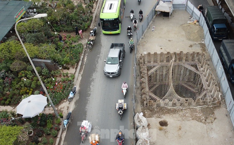 Cận cảnh vỉa hè đường Nguyễn Xiển bị chiếm dụng 'bền vững' - Ảnh 8.