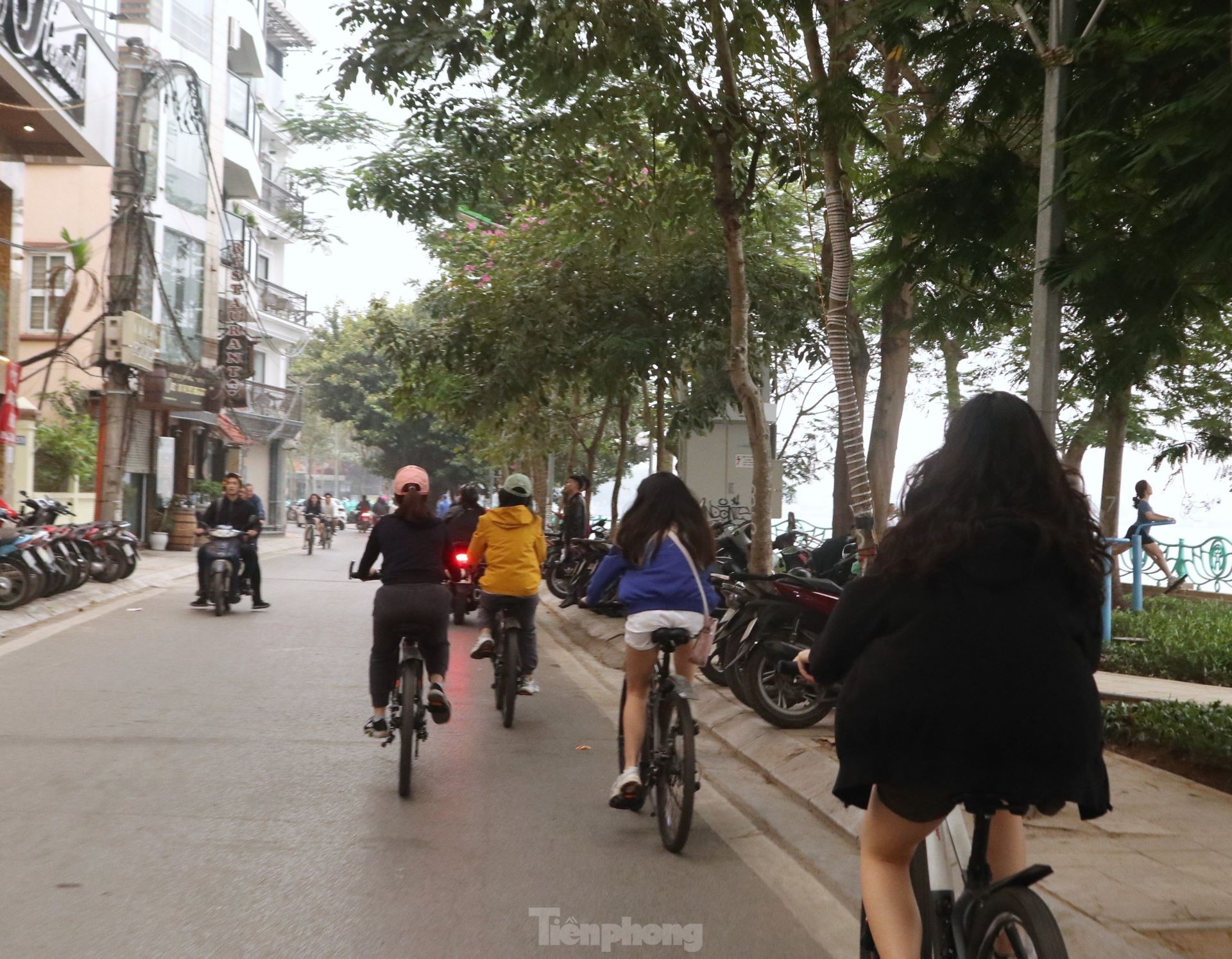 Dịch vụ cho thuê xe đạp ở hồ Tây 'vào mùa', kiếm tiền triệu mỗi ngày ảnh 7