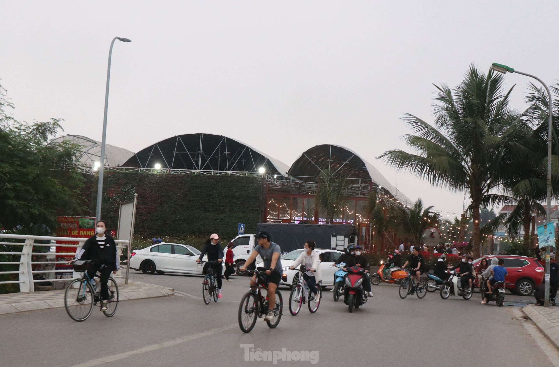 Dịch vụ cho thuê xe đạp ở hồ Tây 'vào mùa', kiếm tiền triệu mỗi ngày ảnh 9