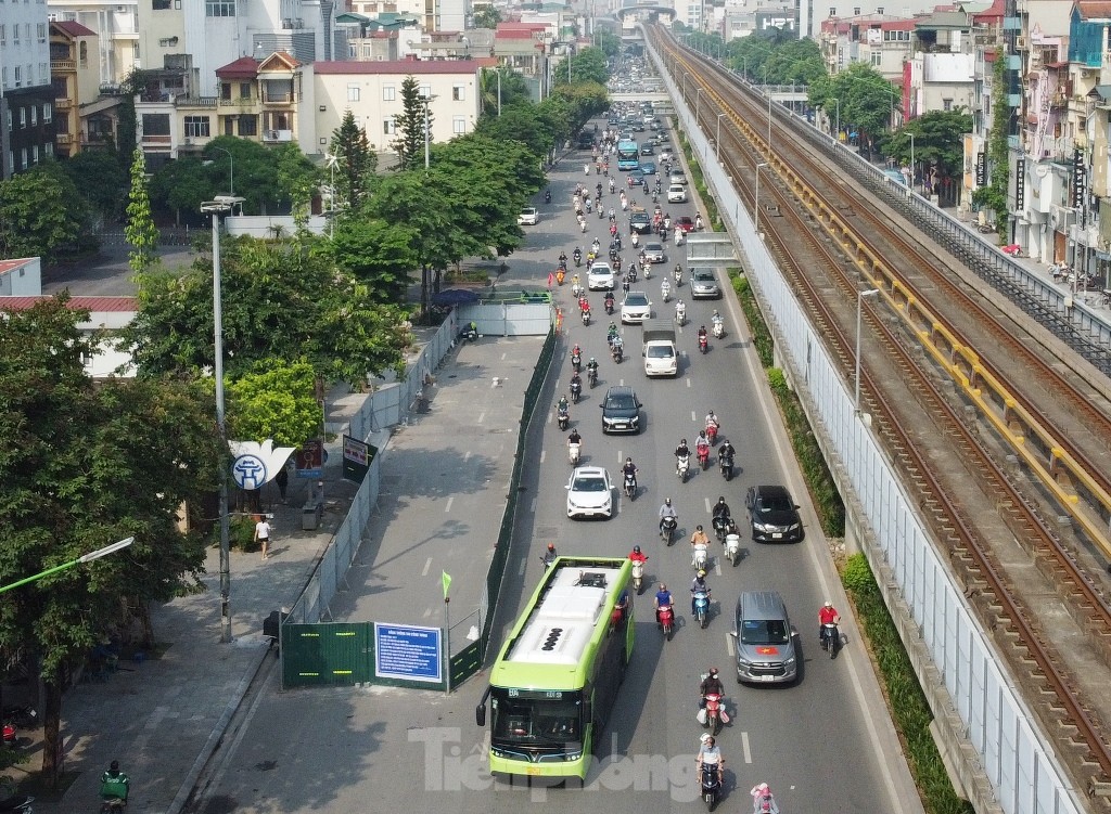 Ùn ứ trong ngày đầu dựng rào thi công trên đường Nguyễn Trãi ảnh 1