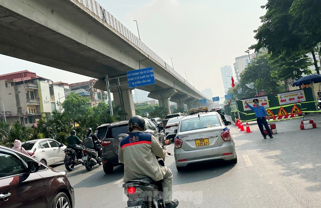 Ùn ứ trong ngày đầu dựng rào thi công trên đường Nguyễn Trãi ảnh 3