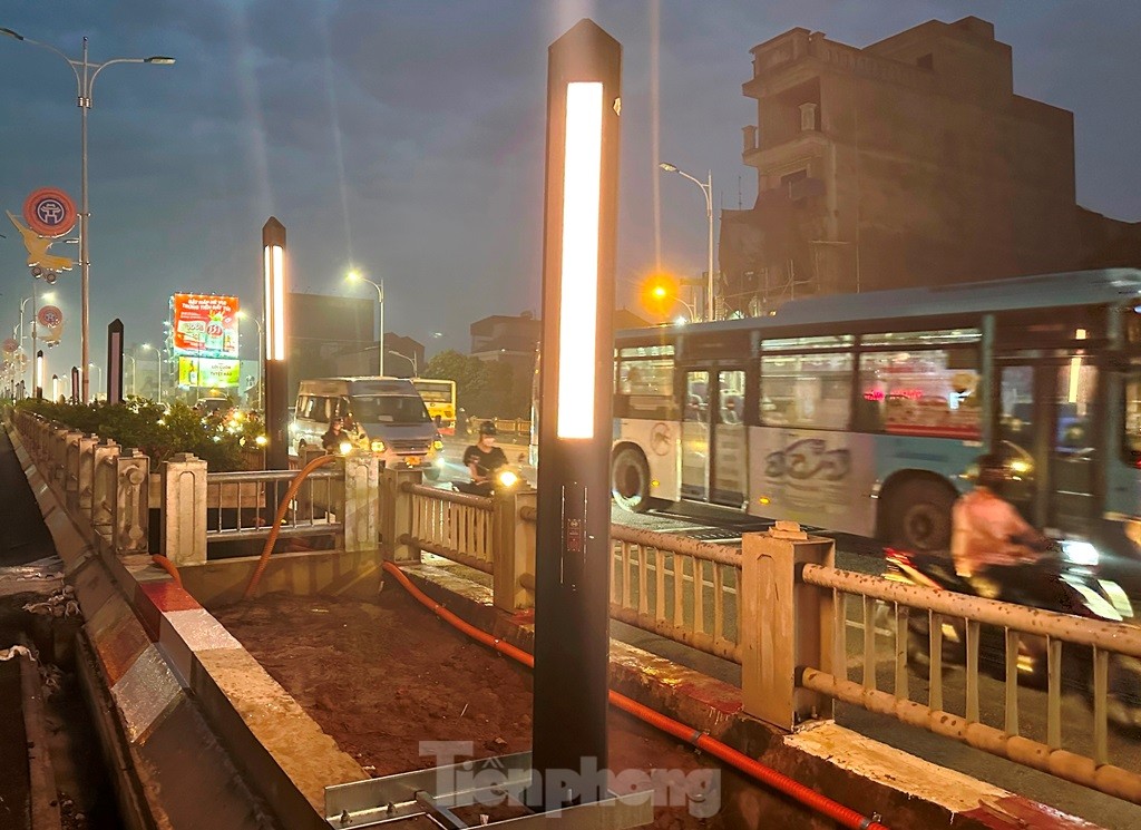 Độc lạ dàn đèn chiếu sáng 'tên lửa' trên cầu Vĩnh Tuy 2