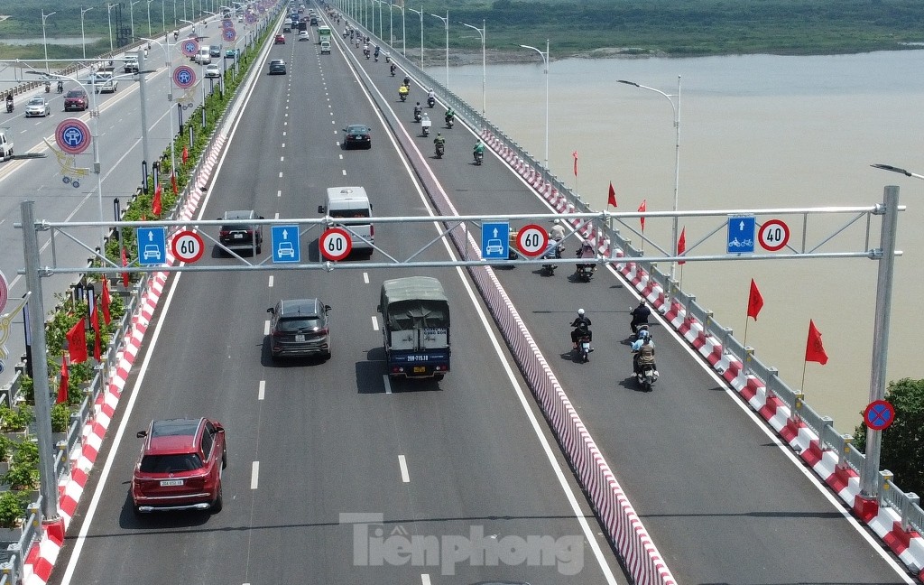 Cầu Vĩnh Tuy: Hai chiều cầu hai kiểu tổ chức giao thông, phương tiện lúng túng khi lưu thông ảnh 1