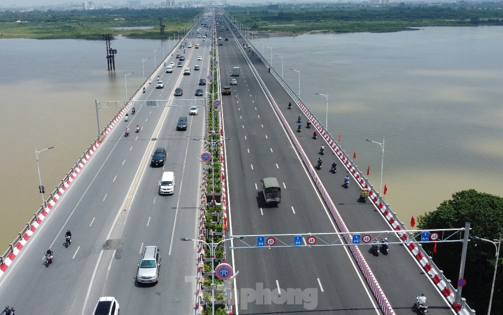 Cầu Vĩnh Tuy: Hai chiều cầu hai kiểu tổ chức giao thông, phương tiện lúng túng khi lưu thông ảnh 3