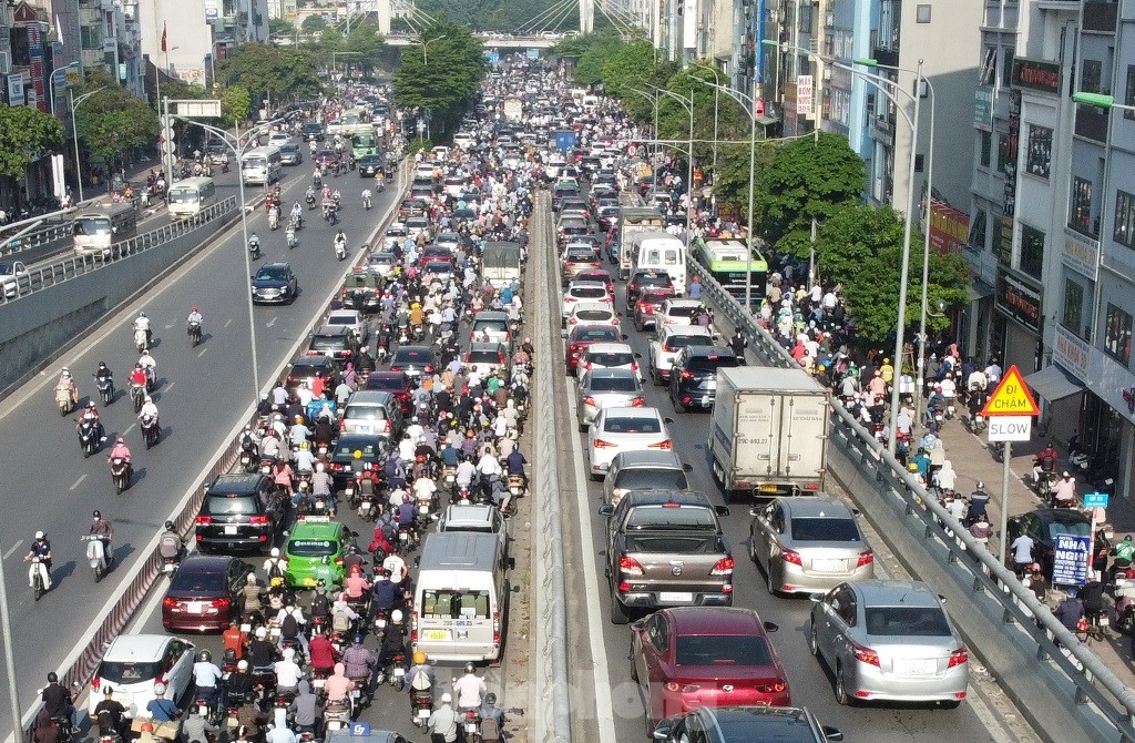 Hình ảnh trái ngược nhau ở nút giao thông Ngã Tư Sở ảnh 1