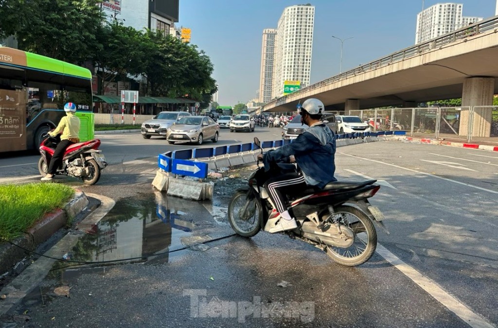 Hình ảnh trái ngược nhau ở nút giao thông Ngã Tư Sở ảnh 8
