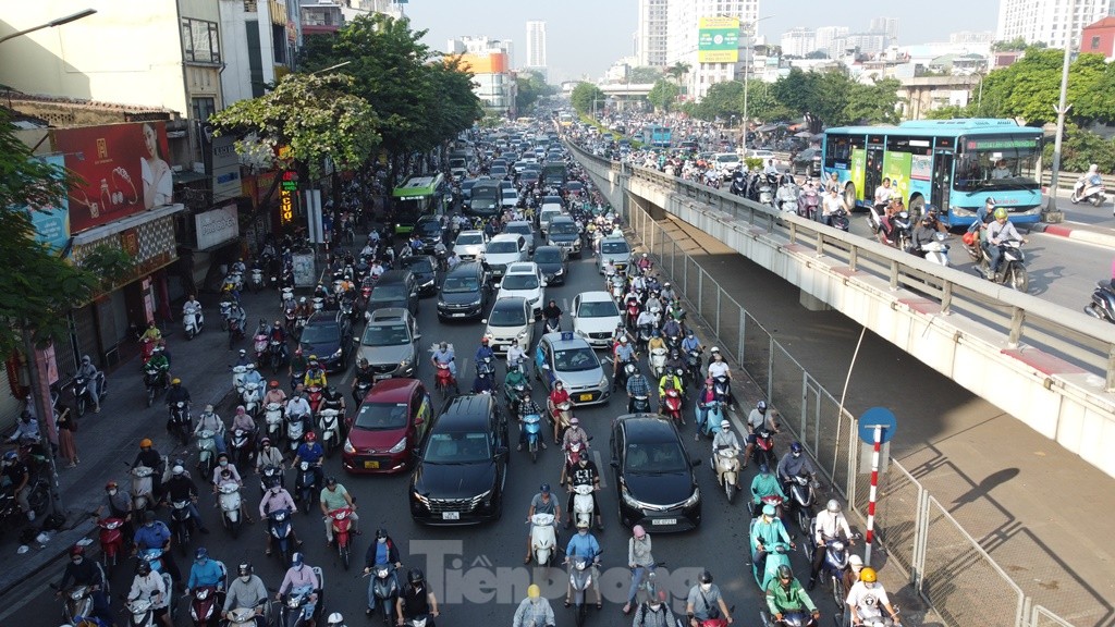 Hình ảnh trái ngược nhau ở nút giao thông Ngã Tư Sở ảnh 2