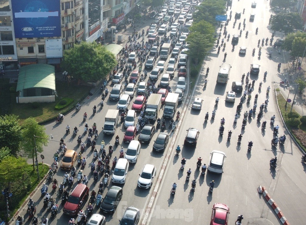 Hình ảnh trái ngược nhau ở nút giao thông Ngã Tư Sở ảnh 3