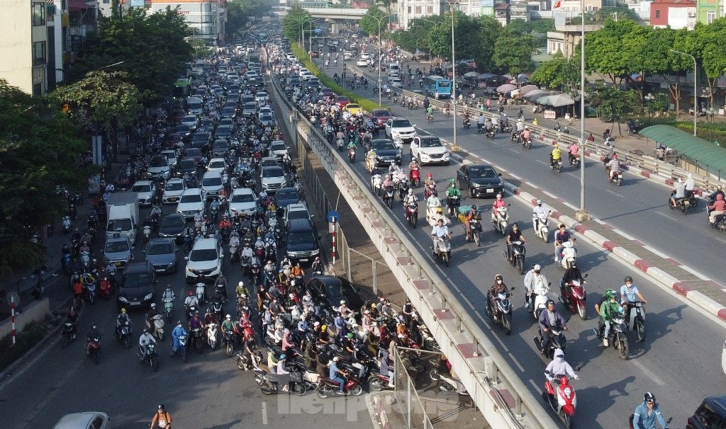 Hình ảnh trái ngược nhau ở nút giao thông Ngã Tư Sở ảnh 4