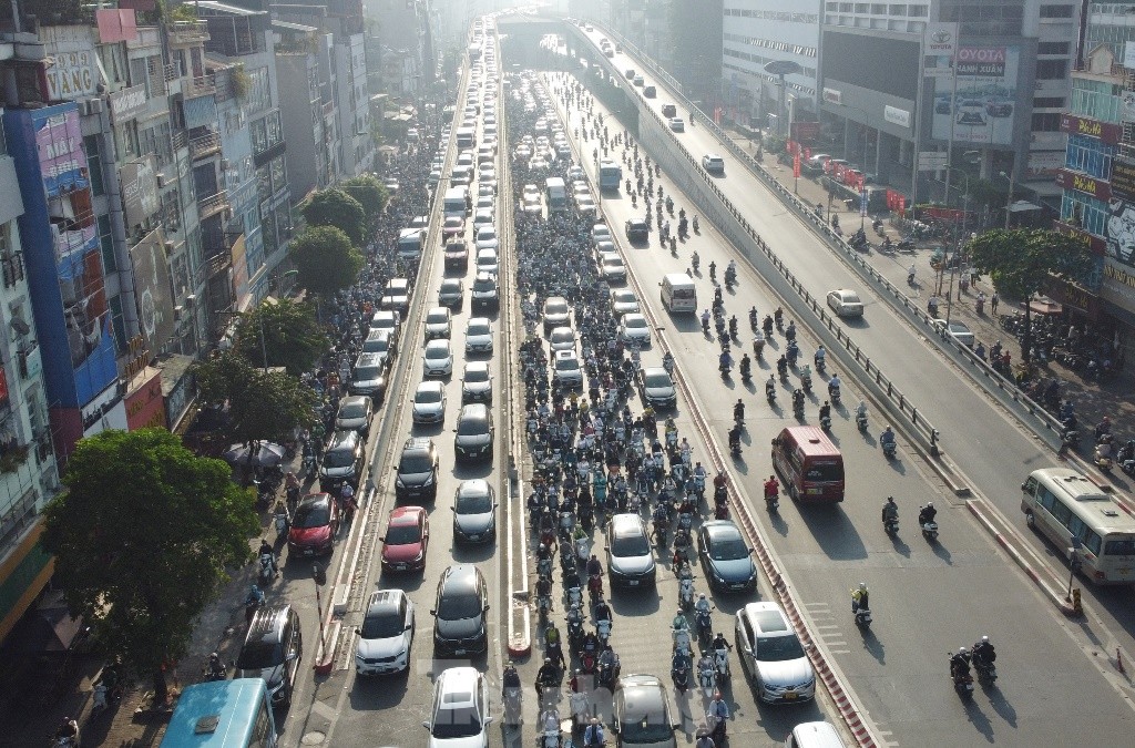 Hình ảnh trái ngược nhau ở nút giao thông Ngã Tư Sở ảnh 7